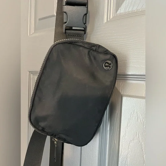 Lululemon everywhere belt bag 1L black - Picture 2 of 10